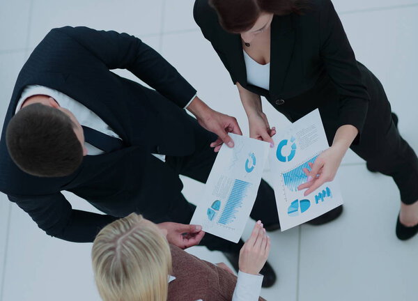 Деловые люди работают за столом в современном офисе. Вид сверху
.