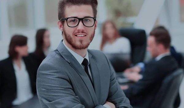 Retrato de um belo homem de negócios na frente de sua equipe — Fotografia de Stock