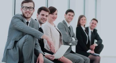 pencere içinde oturan üniversite öğrencilerinin grup lo