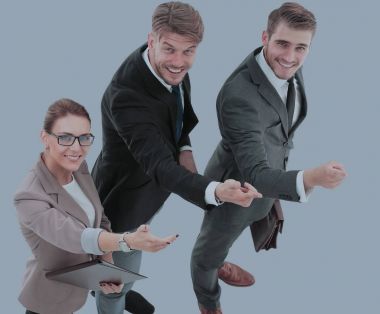 Açık el avuç içi kopya ile gösterilen mutlu iş adamları fo uzay