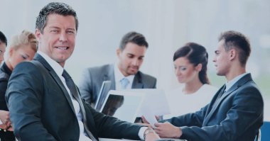 arka planda meslektaşları ile Office genç yakışıklı işadamı portresi