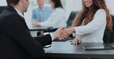 İş adamları el sıkışıyor, toplantıyı bitiriyor.