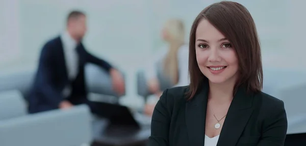 Framgångsrik affärskvinna stående med sin personal i bakgrunden — Stockfoto