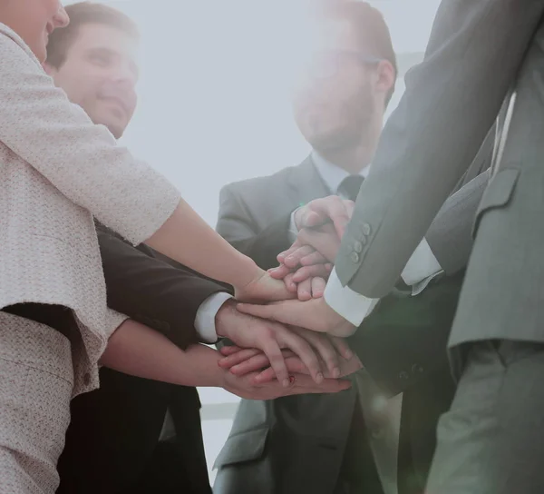 Σχέδιο επιτυχίας: φιλικό επιχειρηματικό ομάδα στέκεται σε έναν κύκλο και — Φωτογραφία Αρχείου