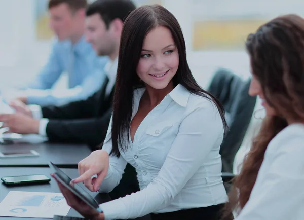 Conceito de negócios e escritório - sorrindo equipe de negócios trabalhando em — Fotografia de Stock