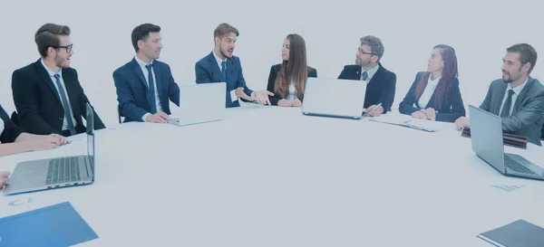 Primer plano de la mesa redonda del equipo empresarial escuchando el informe de —  Fotos de Stock