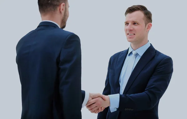 Compañeros de negocios sentados en una mesa durante una reunión con dos ejecutivos masculinos dándose la mano —  Fotos de Stock