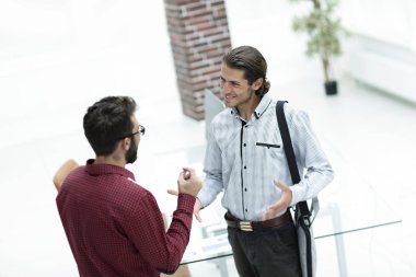 profesyoneller konuş, ofiste ayakta