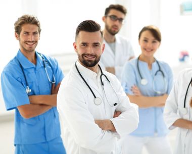 Tıp Merkezi eş önde gelen doktor.