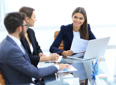 İş ortakları toplantıda belge ve fikirleri tartışıyor