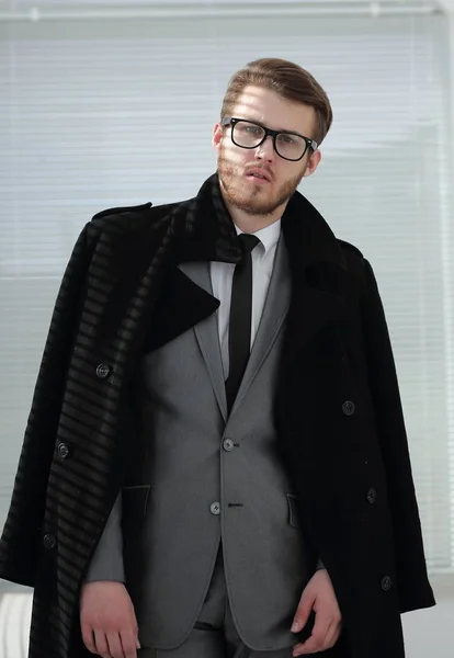 Ritratto di un serio uomo d'affari in cappotto nero — Foto Stock