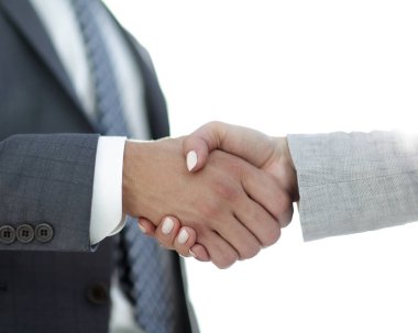 İşadamları el sıkışma başarılı iş toplantı sonrasında