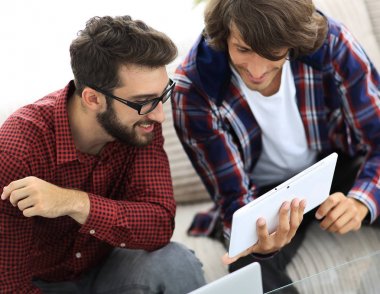 iki creative web tasarımcıları bir tablet ve bir dizüstü bilgisayar ile çalışma.