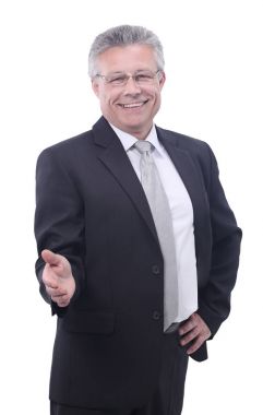 Beyaz bir arka plan üzerinde bir el veren başarılı bir adam portresi