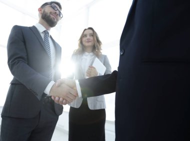 İş adamı tokalaşmasını toplantı odasında kapatın.