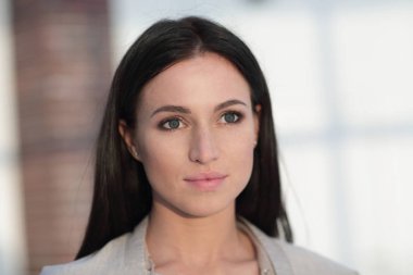 Modern bir genç kadının kayıp portresi.