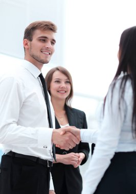 Ofisteki iş ortaklarının el sıkışmasına ve hoş geldiniz..