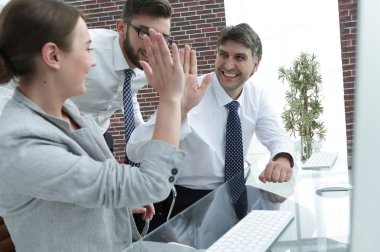 Dost canlısı iş ekibi başarısını gösterdi