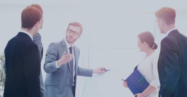 office toplantısında konuşurken mutlu iş adamları