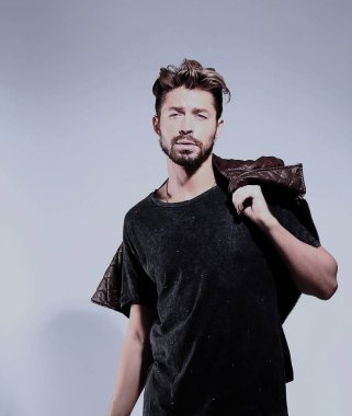 Gri arka planda dalgın yakışıklı bir adamın portresi.