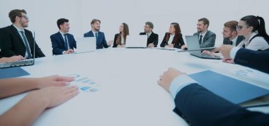 iş adamları Tanıtım Semineri dinlerken