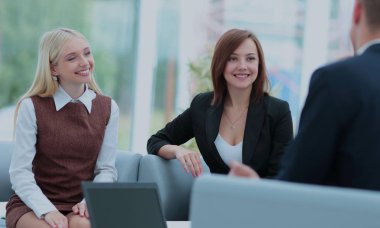 Ofiste çalışan ve konuşurken kendinden emin iş ortakları