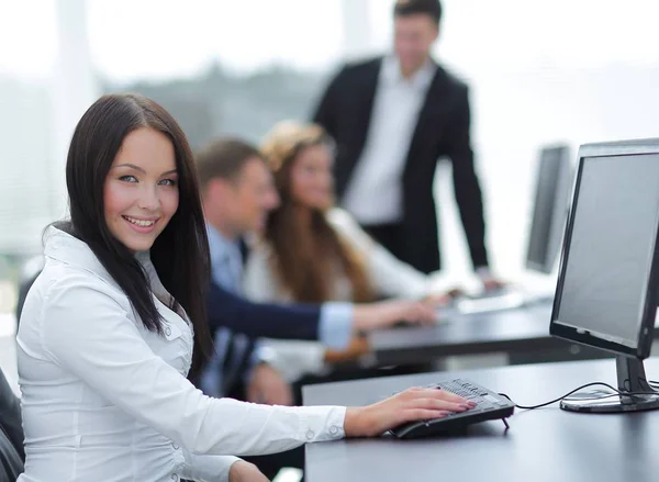 Mujer de negocios en el fondo de la oficina —  Fotos de Stock