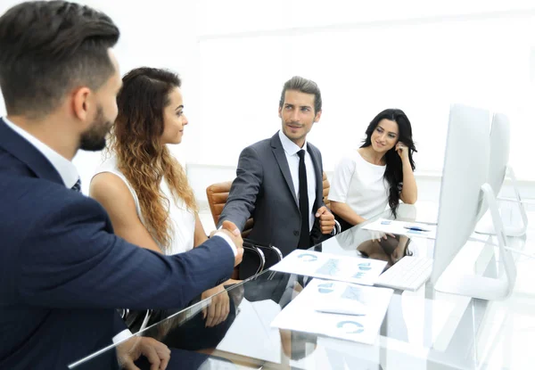 Hombres de negocios de la mano, durante la reunión —  Fotos de Stock