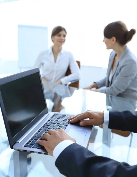 Primer plano de las manos masculinas escribiendo en un ordenador portátil . — Foto de Stock