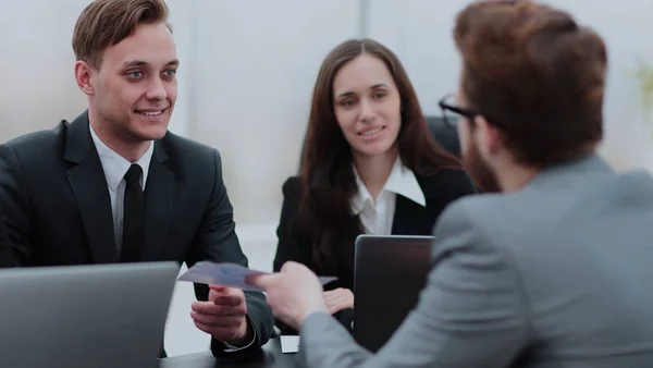 Uomini d'affari. Business team al lavoro sul loro progetto di business — Foto Stock