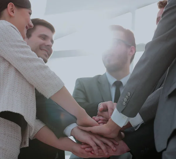 Mensen uit het bedrijfsleven gezamenlijk hand tijdens hun bijeenkomst — Stockfoto