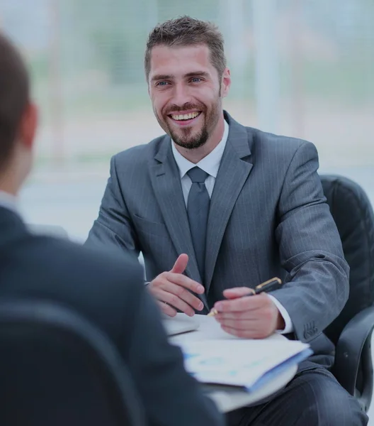 Negoziati commerciali. Due uomini d'affari che parlano in ufficio — Foto Stock