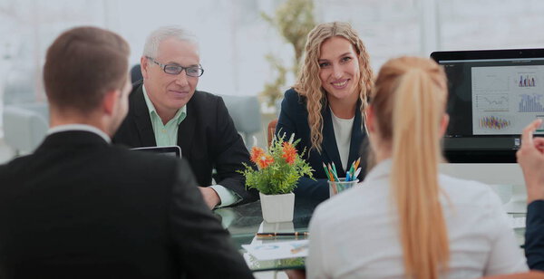 Молодая женщина бухгалтер смотрит в финансовый директор, который
