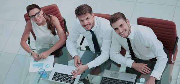 Photo d'une jeune équipe d'affaires travaillant dans un bureau moderne. Haut v — Photo