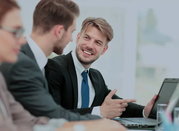 Affärsmän som arbetar på bärbar dator på ett kontor — Stockfoto