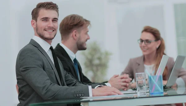 Um grupo de empresários de sucesso. Discussão da importância — Fotografia de Stock