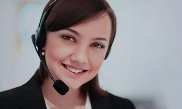 Portret van vrolijke glimlachende, vrolijke telefoniste in headset op kantoor — Stockfoto