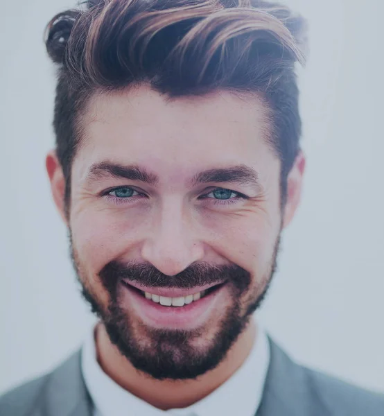 De cerca retrato de un hombre de negocios guapo sonriente sobre blanco — Foto de Stock