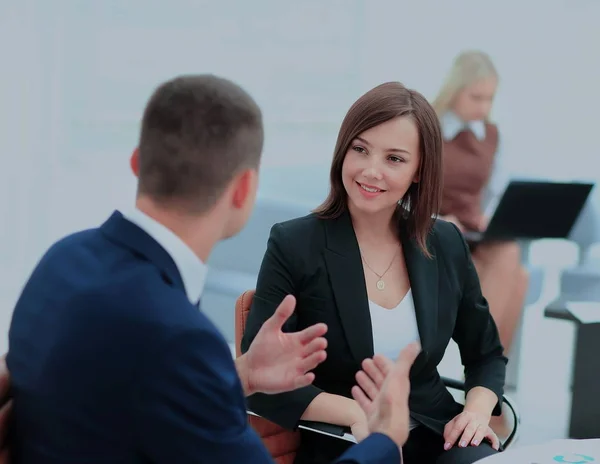 Mujer de negocios sonriente mirando a su collegue mientras él explica — Foto de Stock