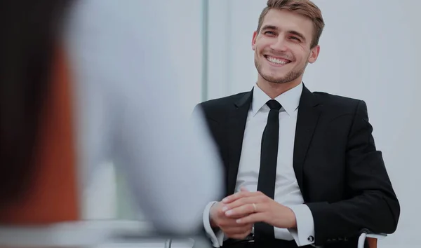 Imagen del joven empresario comunicándose con su colega — Foto de Stock