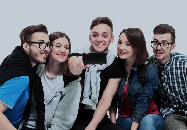 Sekelompok siswa remaja yang bahagia mengambil foto selfie terisolasi di latar belakang putih — Stok Foto