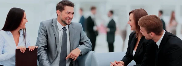 Happy business folk pratar på möte på kontoret — Stockfoto