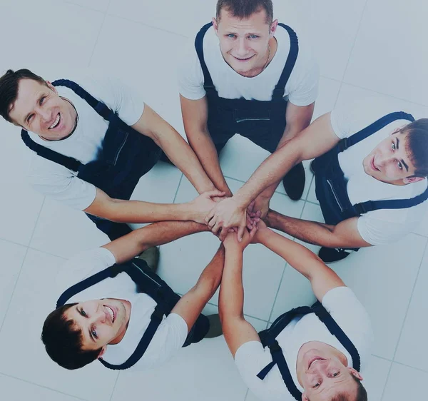 Gran grupo de trabajadores de pie en círculo —  Fotos de Stock