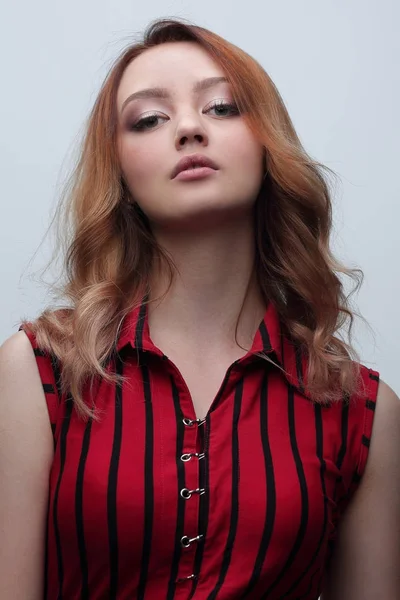 Блондинка з кучерявою зачіскою і червоними губами — стокове фото