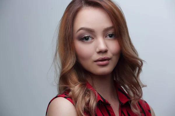 Blonde avec coiffure bouclée et lèvres rouges — Photo