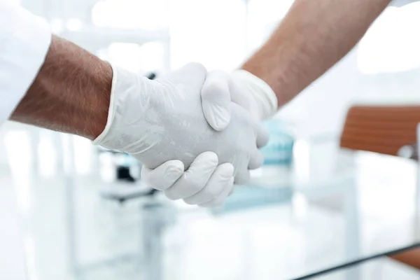 Χειραψία με λευκά γάντια ιατρικά — Φωτογραφία Αρχείου