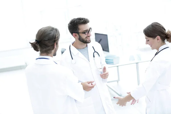 Medicinsk personal diskutera i ett modernt sjukhus rum — Stockfoto