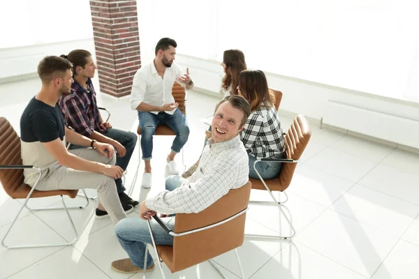 Gerente seguro, sentado en el taller — Foto de Stock