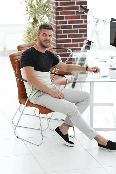 Joven diseñador sentado en su lugar de trabajo —  Fotos de Stock