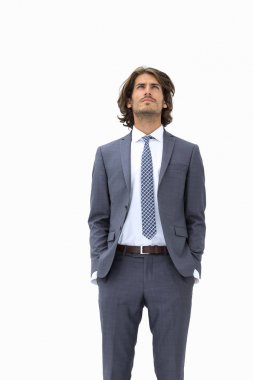 Beyaz arka plana bakan zarif insanlar.